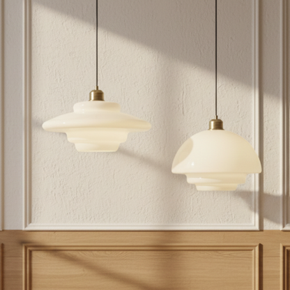 Lampada a sospensione mid century in vetro opalino bianco con dettaglio in ottone