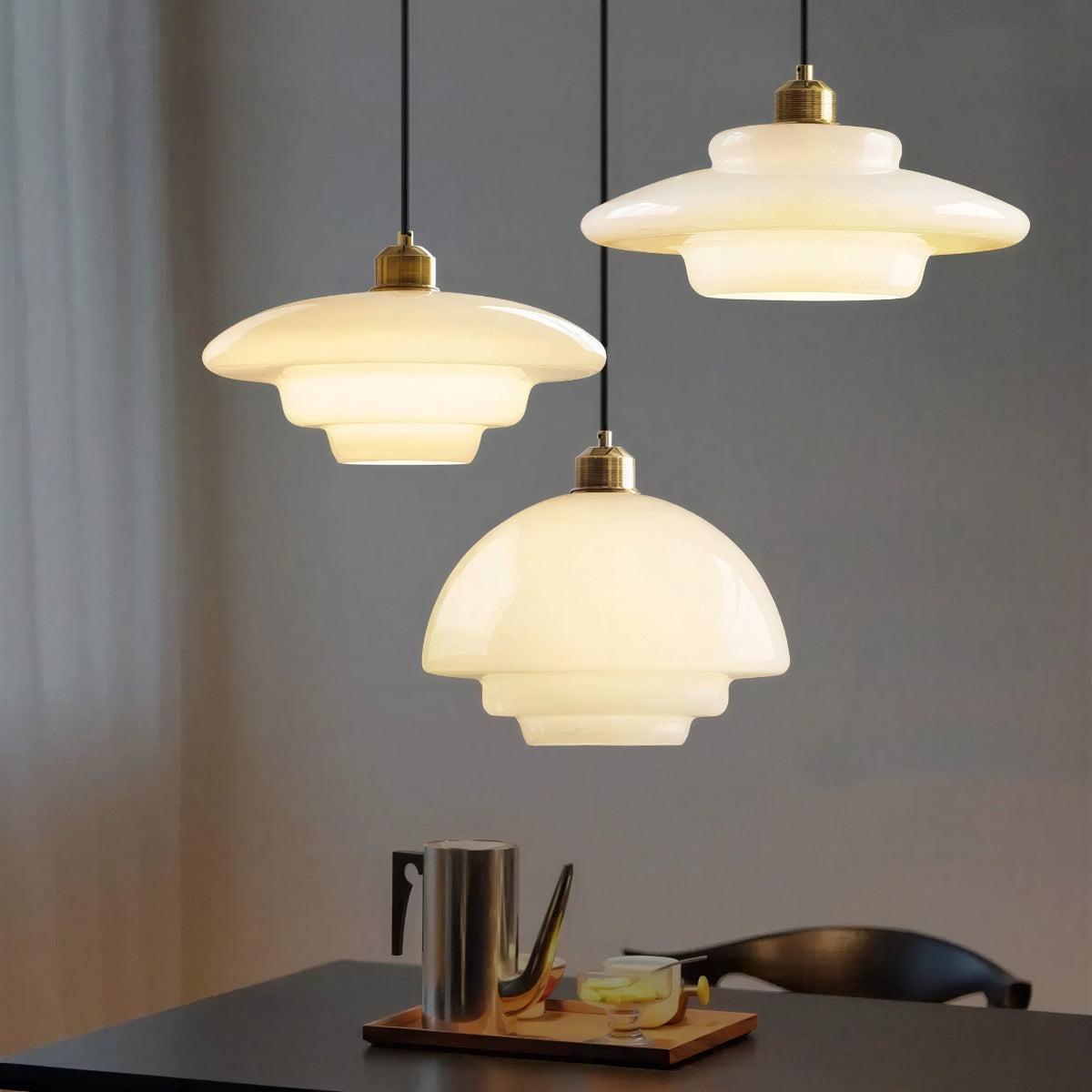 Lampada a sospensione minimalista in vetro stile mid century ad altezza regolabile