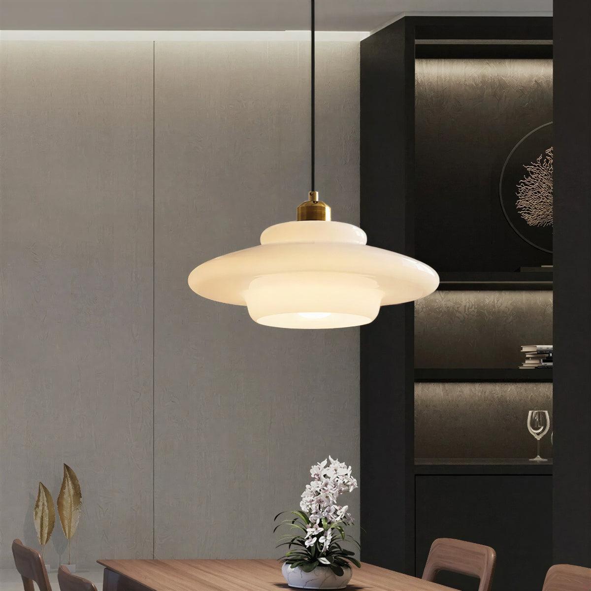 Lampada a sospensione minimalista in vetro stile mid century ad altezza regolabile