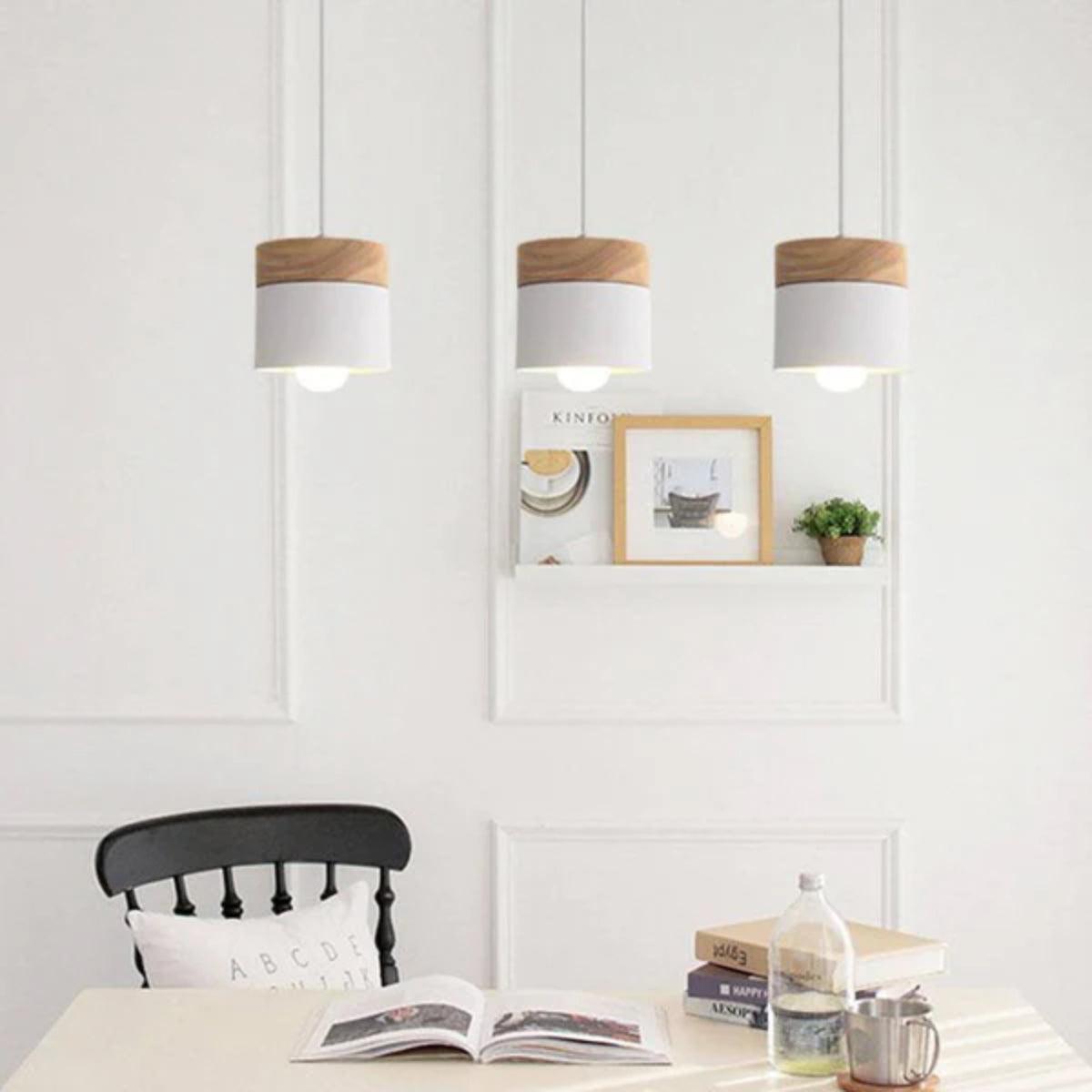Lampada a sospensione moderna con base minimalista in legno