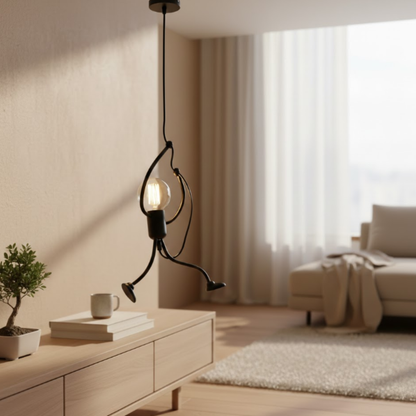 Lampada a sospensione nera con figura che si arrampica e lampadina a vista