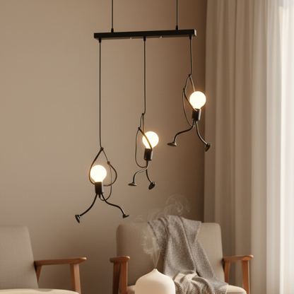 Lampada a sospensione nera con figura che si arrampica e lampadina a vista