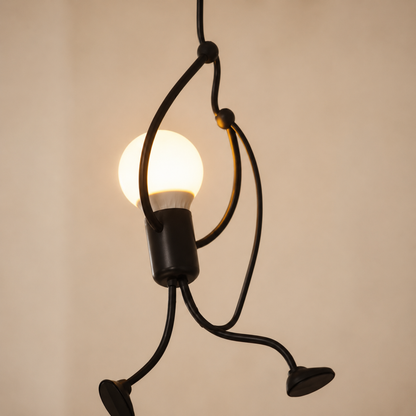Lampada a sospensione nera con figura che si arrampica e lampadina a vista