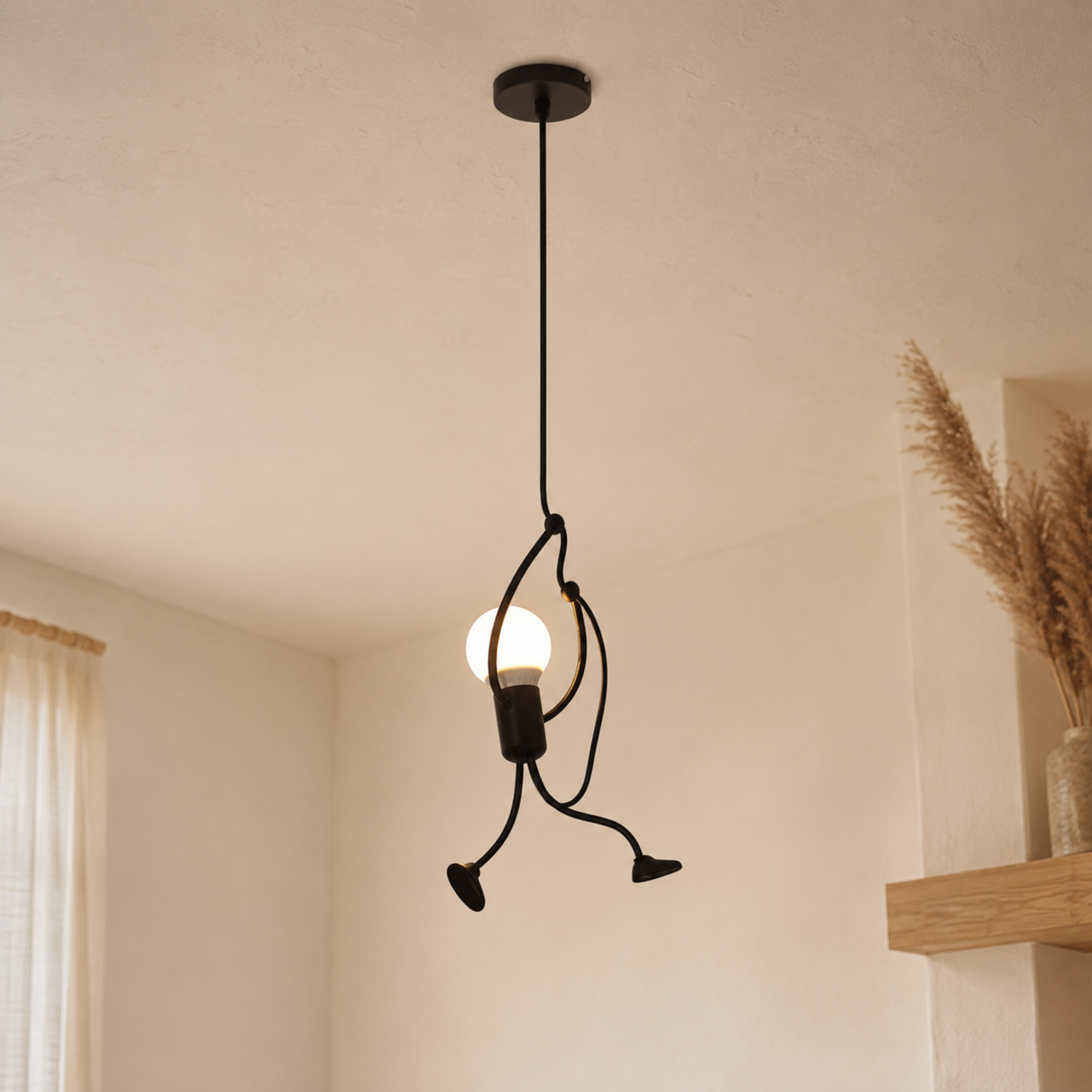 Lampada a sospensione nera con figura che si arrampica e lampadina a vista