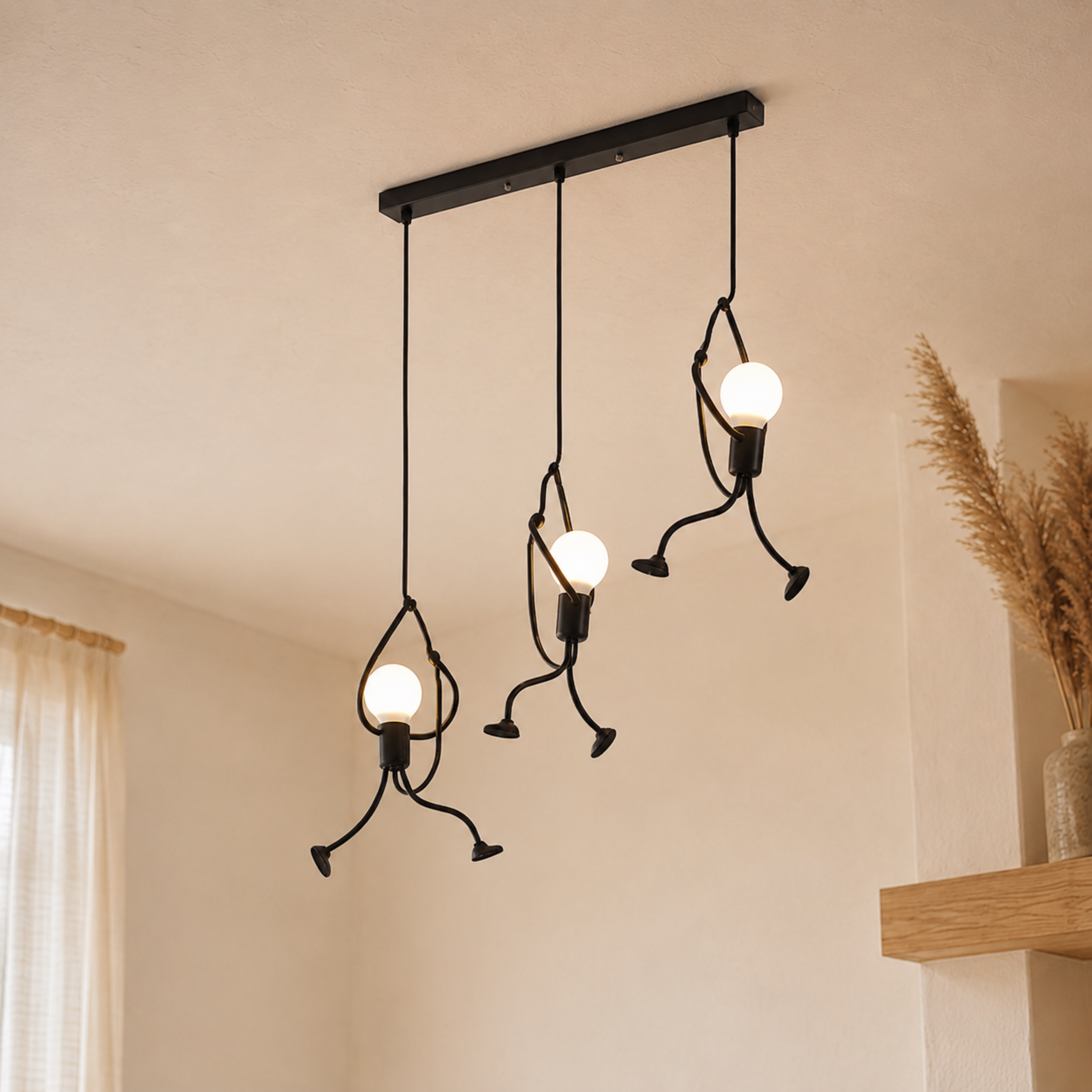Lampada a sospensione nera con figura che si arrampica e lampadina a vista