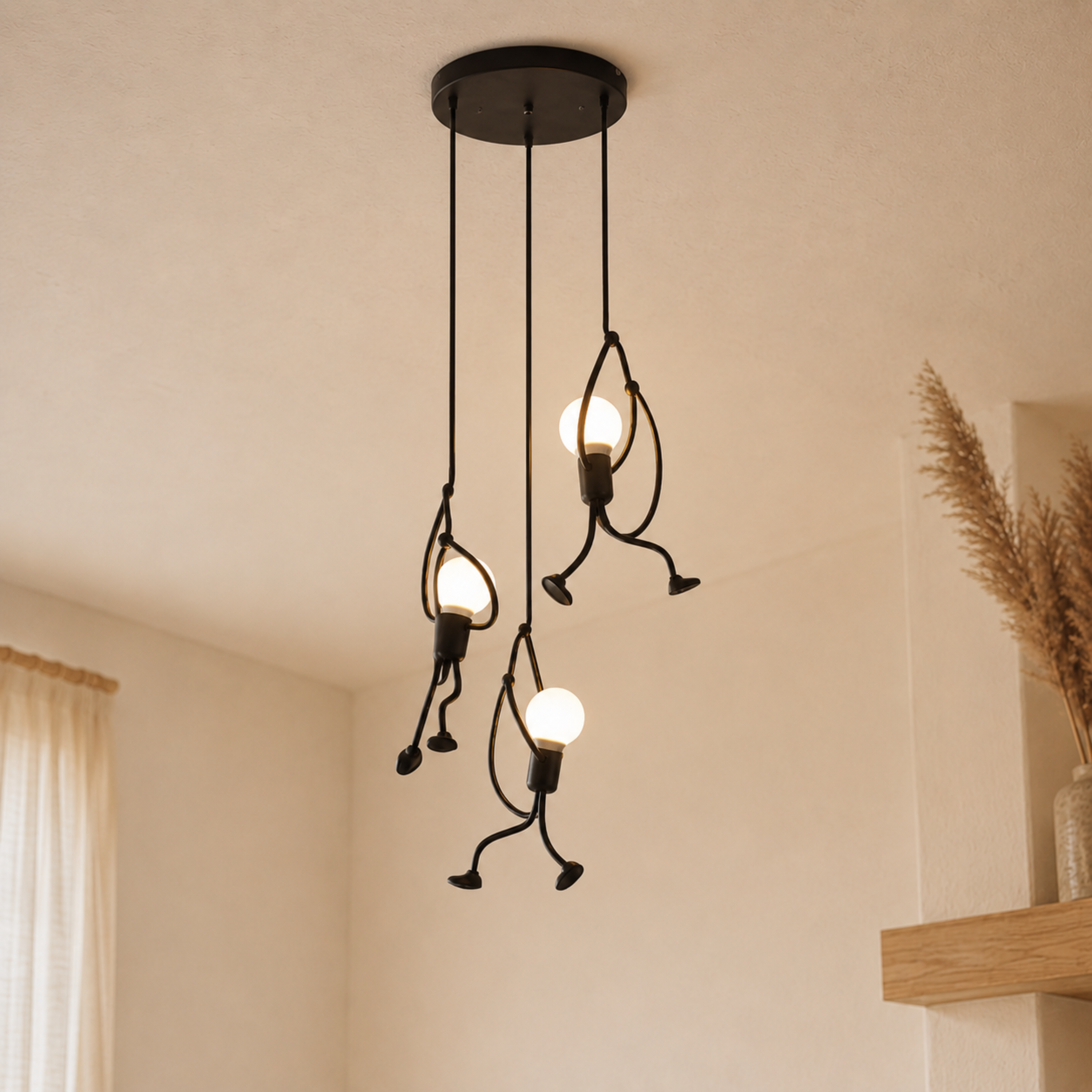 Lampada a sospensione nera con figura che si arrampica e lampadina a vista