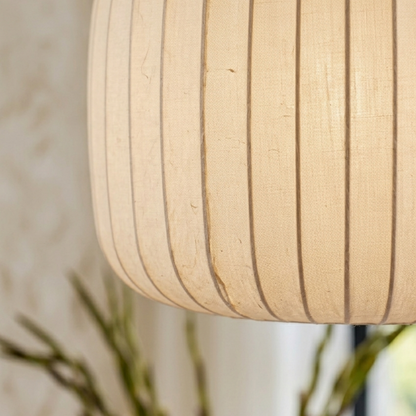 Lampada a sospensione scandinava in tessuto plissettato con struttura in metallo e LED integrato