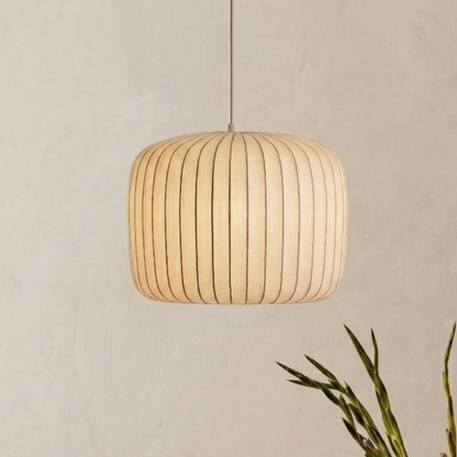Lampada a sospensione scandinava in tessuto plissettato con struttura in metallo e LED integrato
