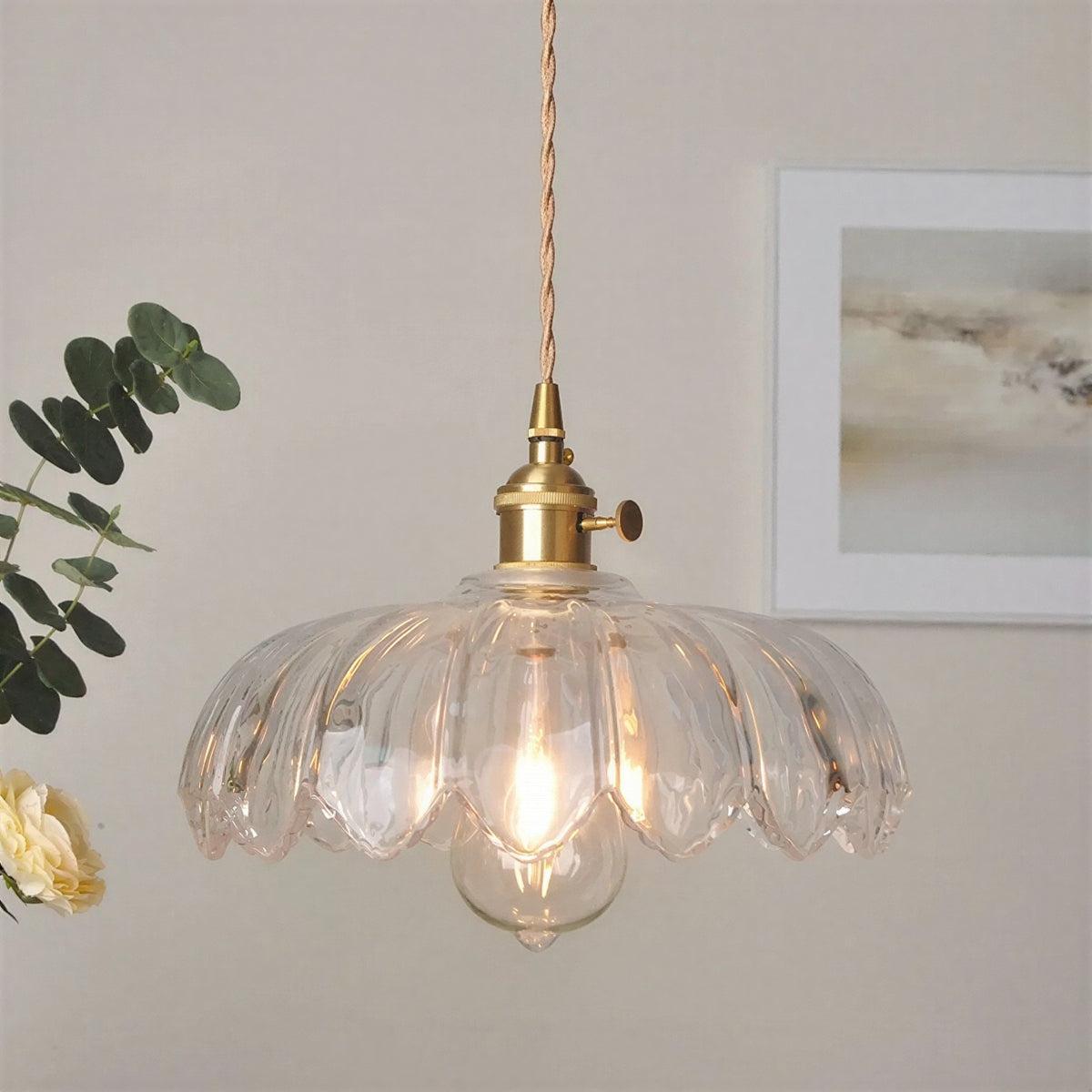 Lampada a sospensione vintage in vetro con paralume floreale e luce soffusa