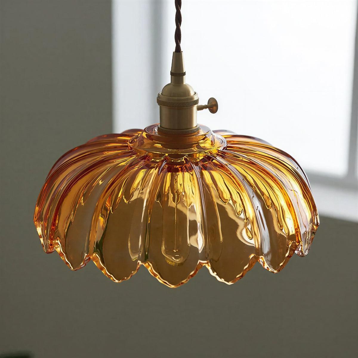 Lampada a sospensione vintage in vetro con paralume floreale e luce soffusa