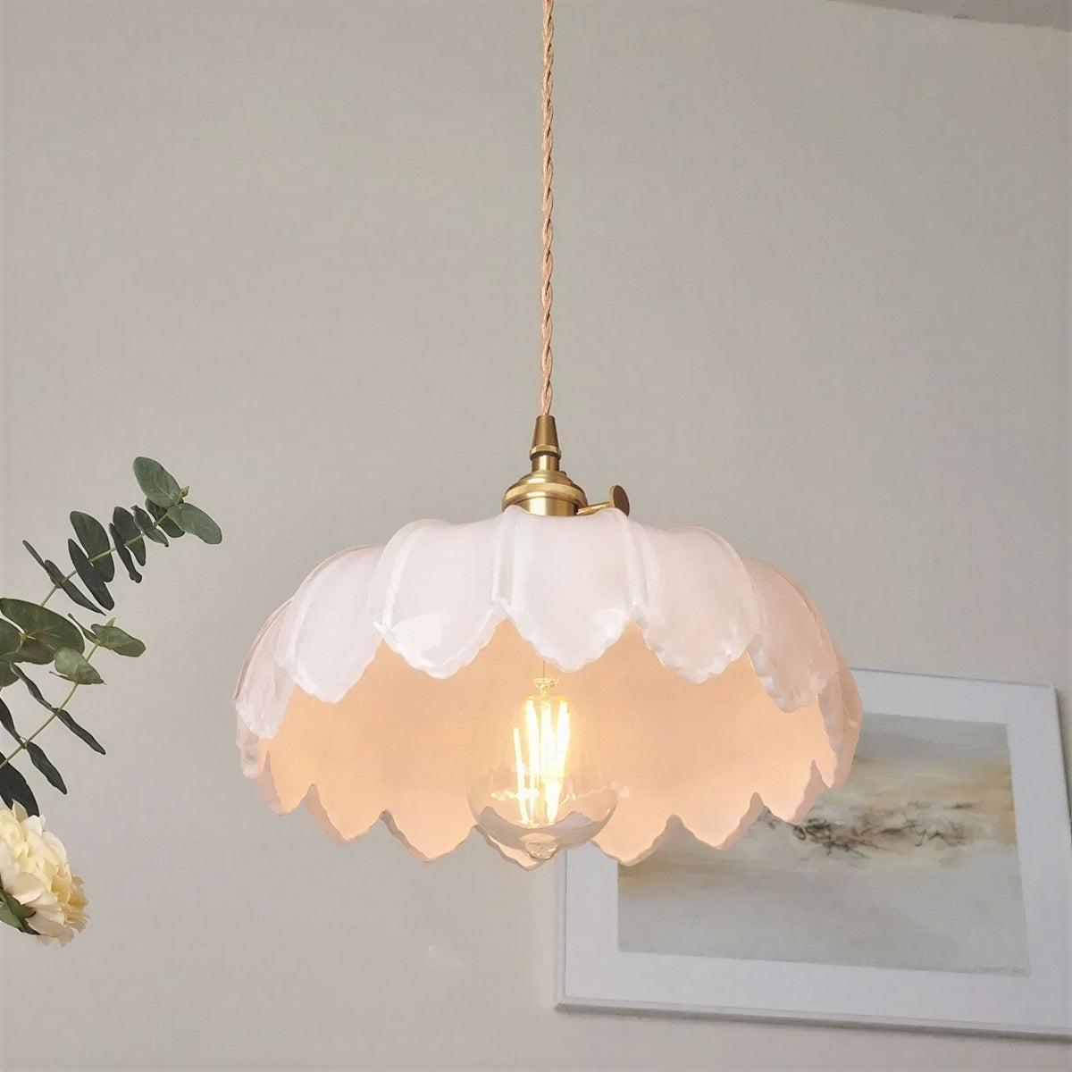 Lampada a sospensione vintage in vetro con paralume floreale e luce soffusa
