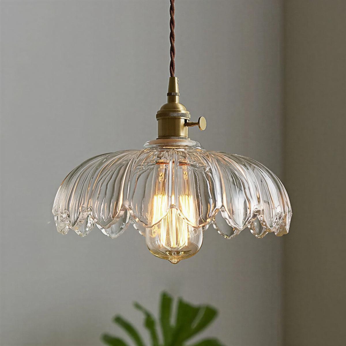 Lampada a sospensione vintage in vetro con paralume floreale e luce soffusa