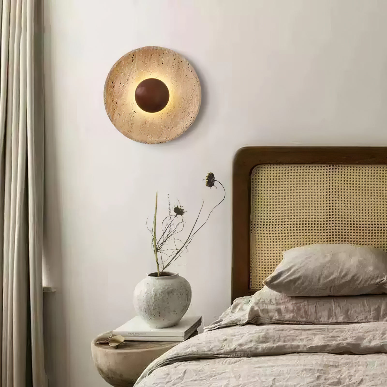 Lampada da parete a disco in travertino con sfera in legno, applique moderna