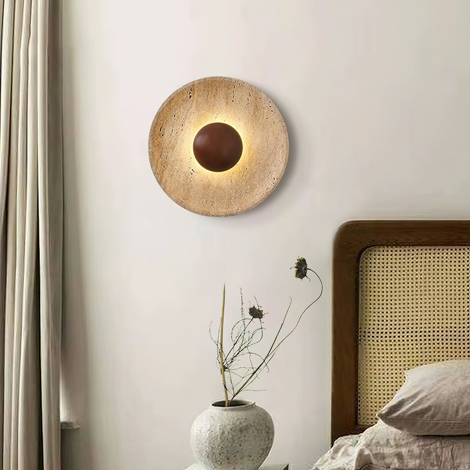 Lampada da parete a disco in travertino con sfera in legno, applique moderna