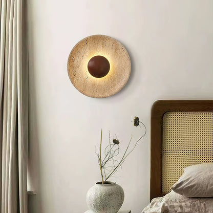 Lampada da parete a disco in travertino con sfera in legno, applique moderna
