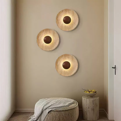 Lampada da parete a disco in travertino con sfera in legno, applique moderna