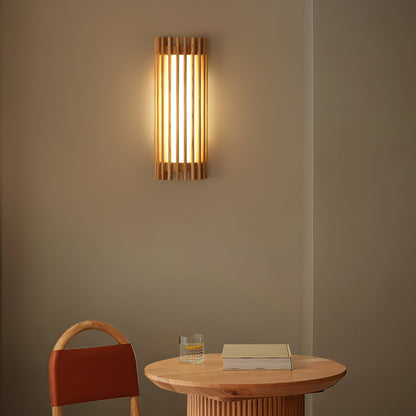 Lampada da parete cilindrica in legno di noce a doghe