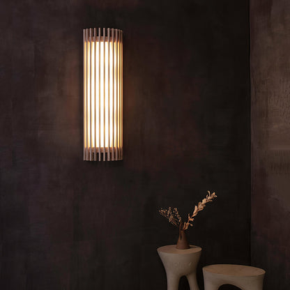 Lampada da parete cilindrica in legno di noce a doghe