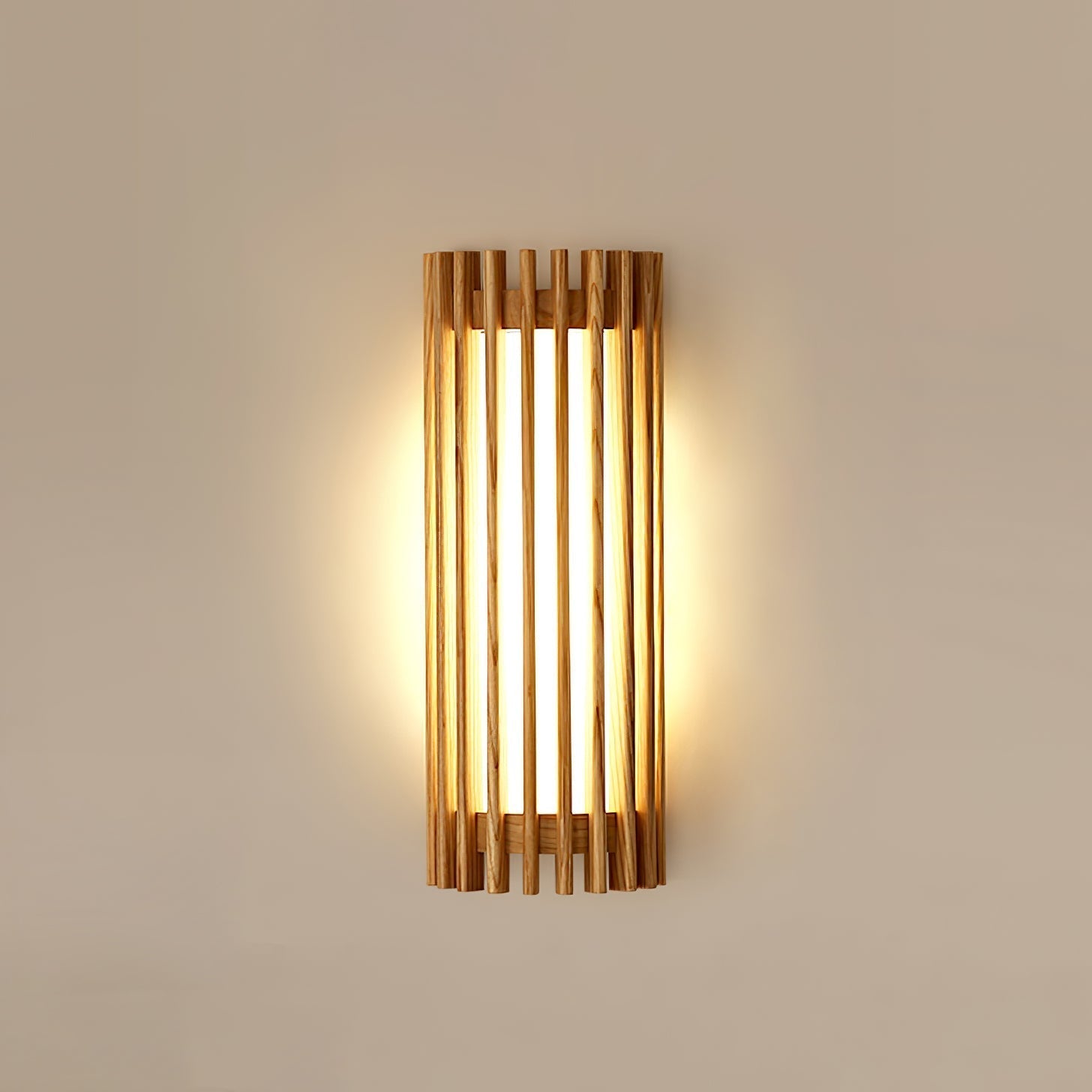 Lampada da parete cilindrica in legno di noce a doghe