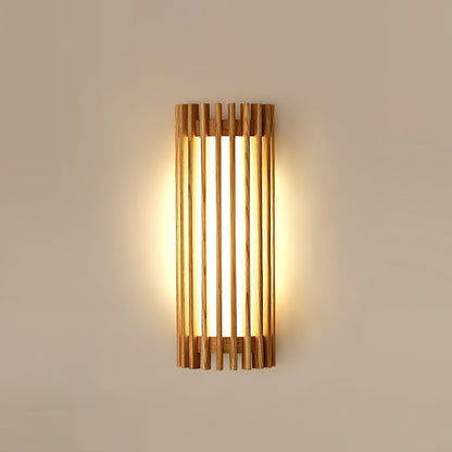 Lampada da parete cilindrica in legno di noce a doghe