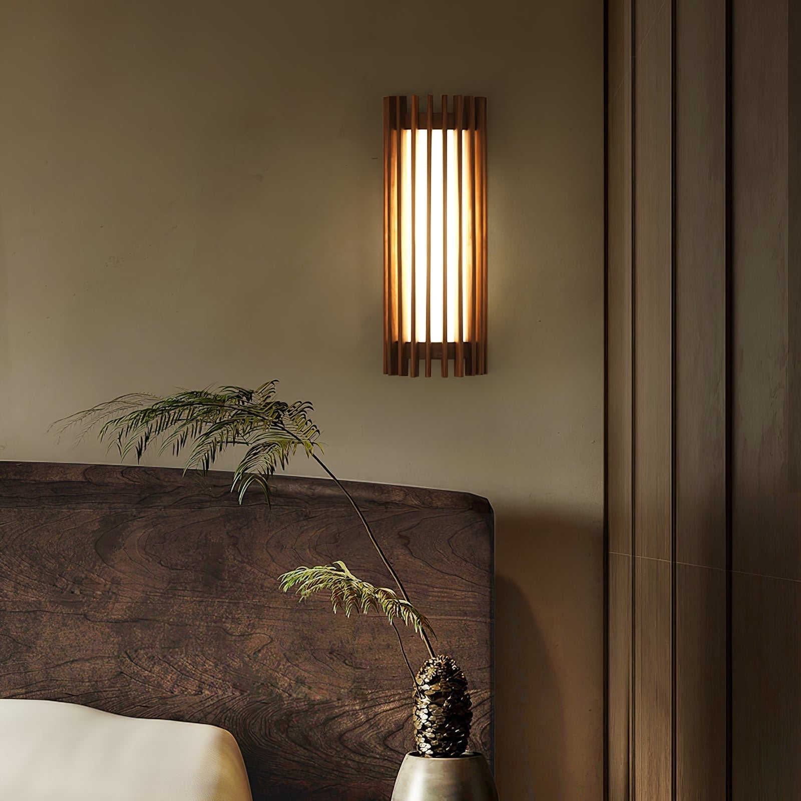 Lampada da parete cilindrica in legno di noce a doghe