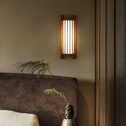 Lampada da parete cilindrica in legno di noce a doghe