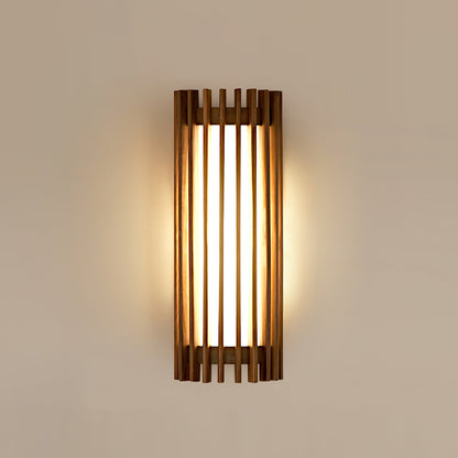 Lampada da parete cilindrica in legno di noce a doghe