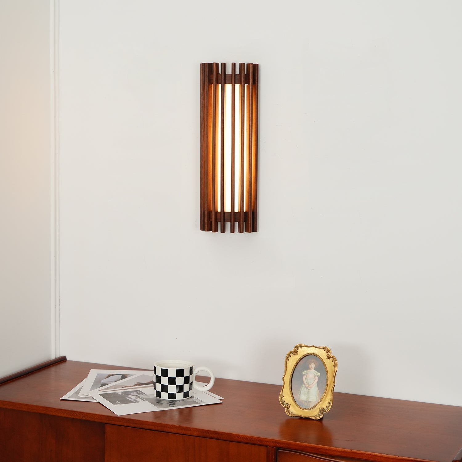 Lampada da parete cilindrica in legno di noce a doghe