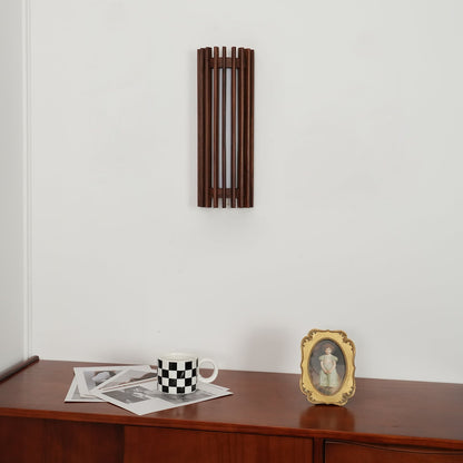 Lampada da parete cilindrica in legno di noce a doghe