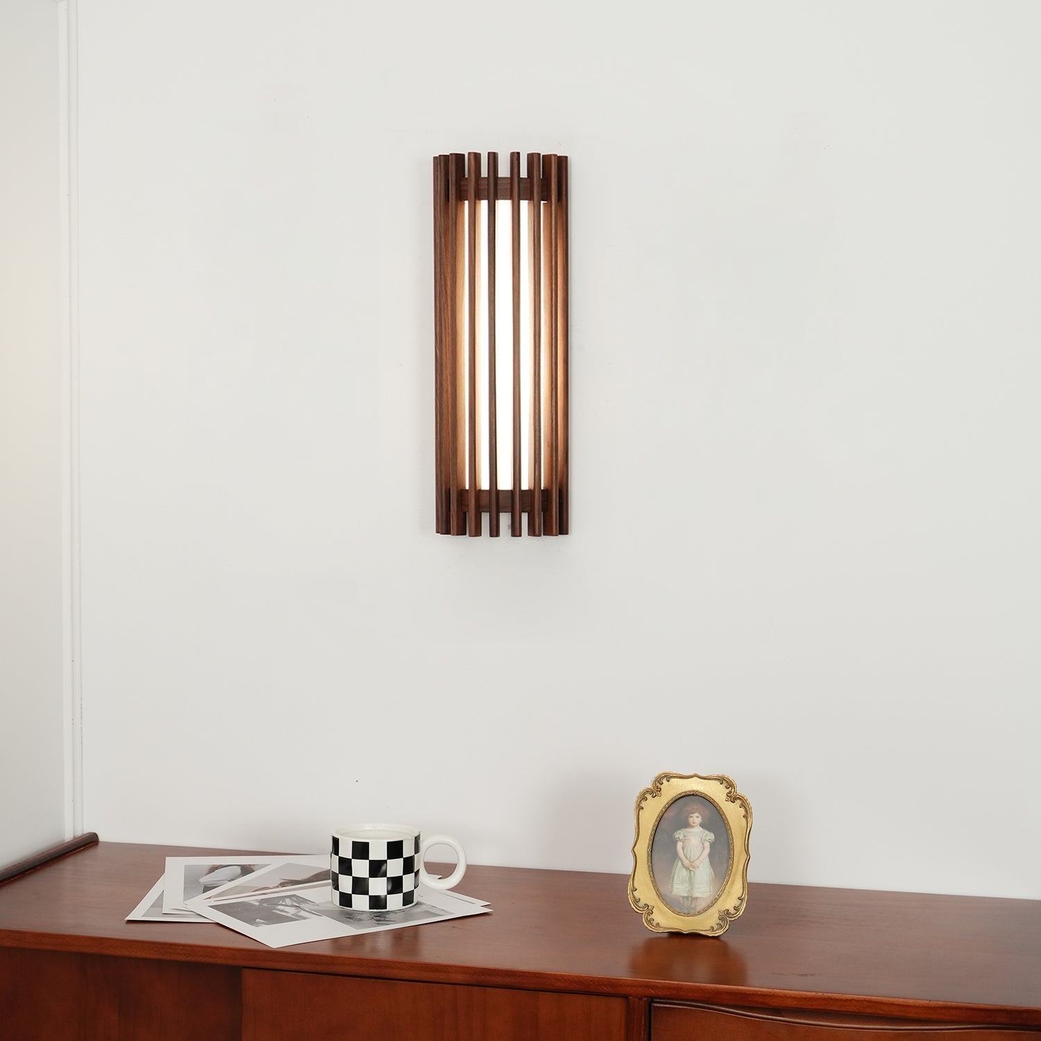 Lampada da parete cilindrica in legno di noce a doghe