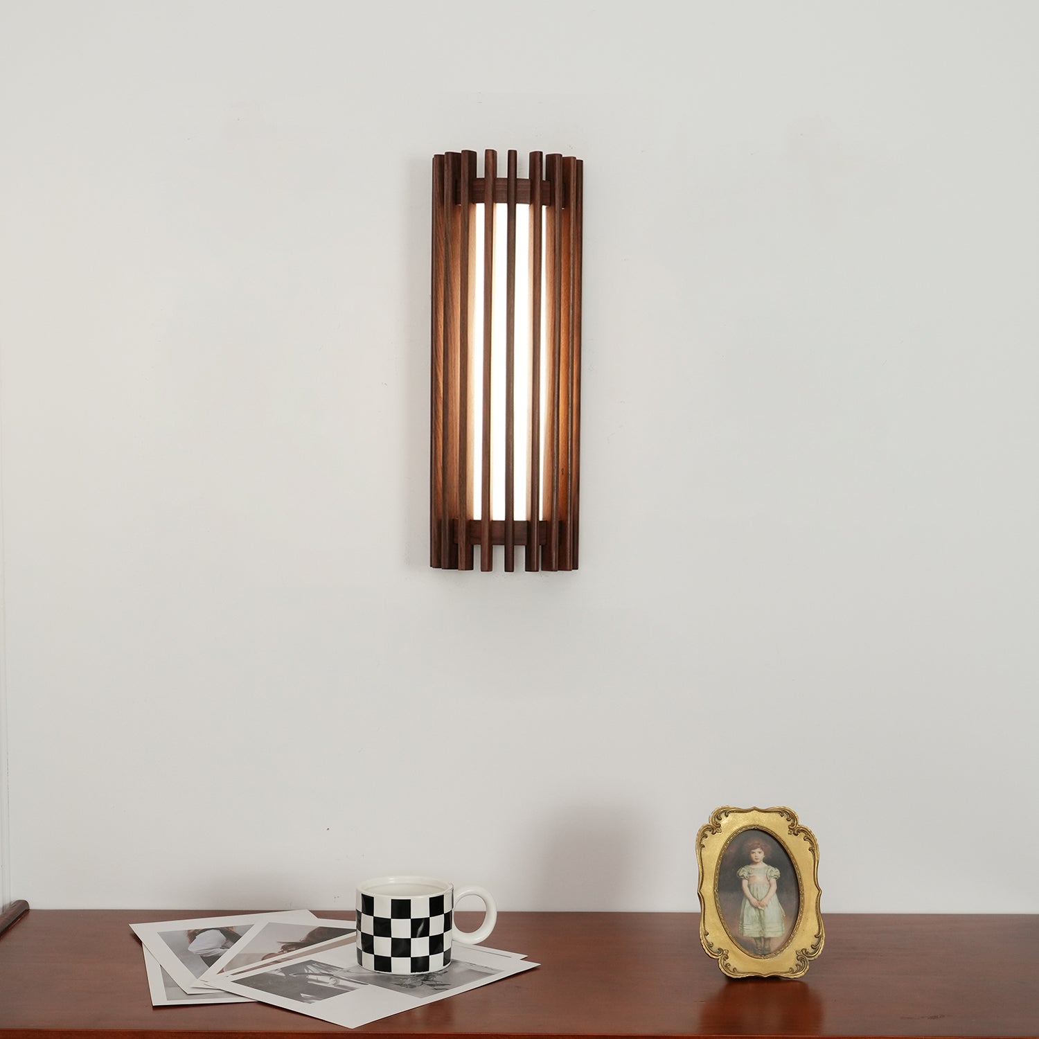 Lampada da parete cilindrica in legno di noce a doghe