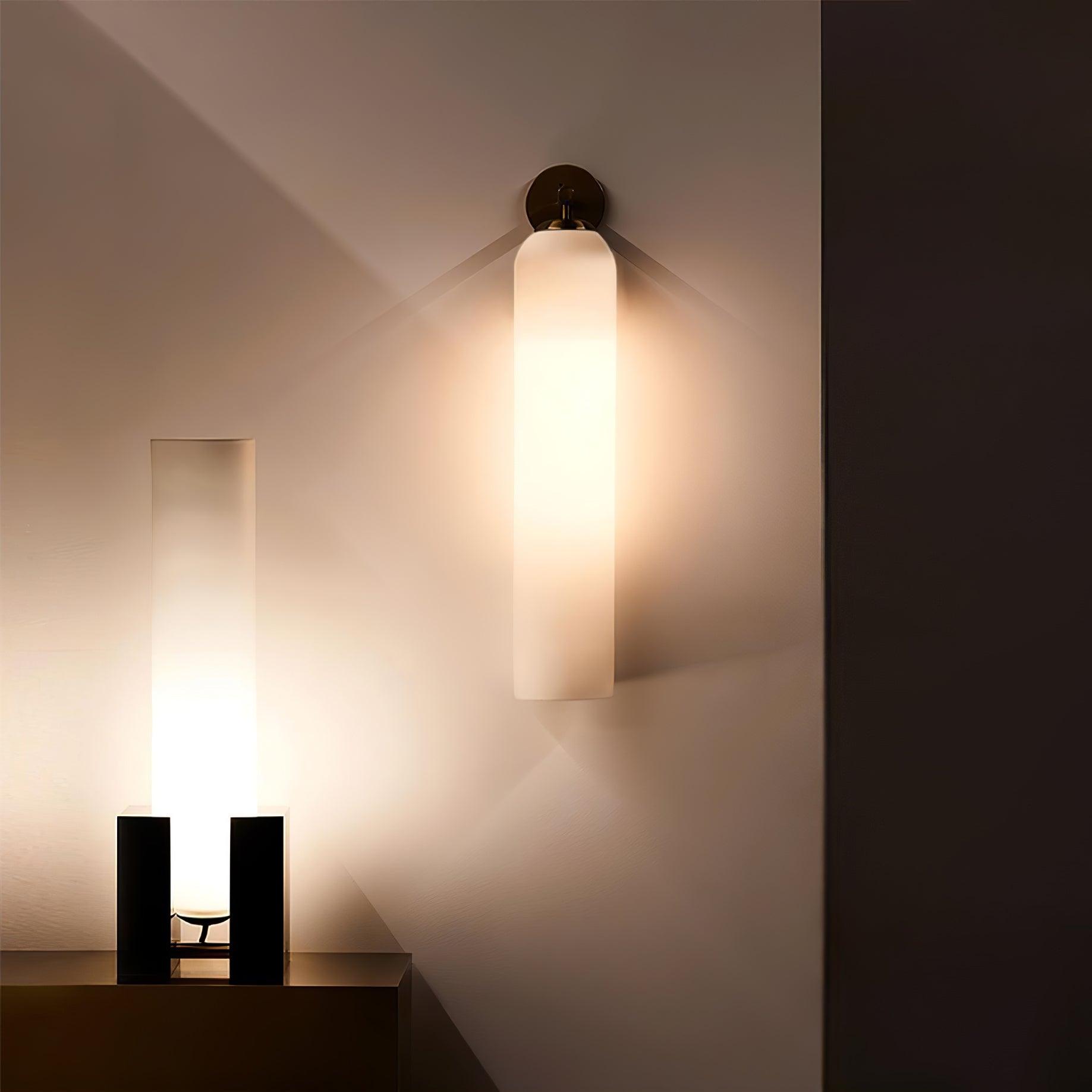 Lampada da parete cilindrica in vetro con supporto in metallo