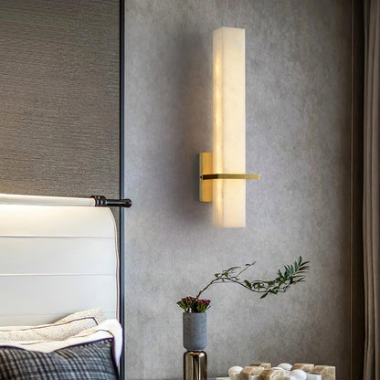 Lampada da parete in alabastro bianco e metallo, applique moderna cuboide