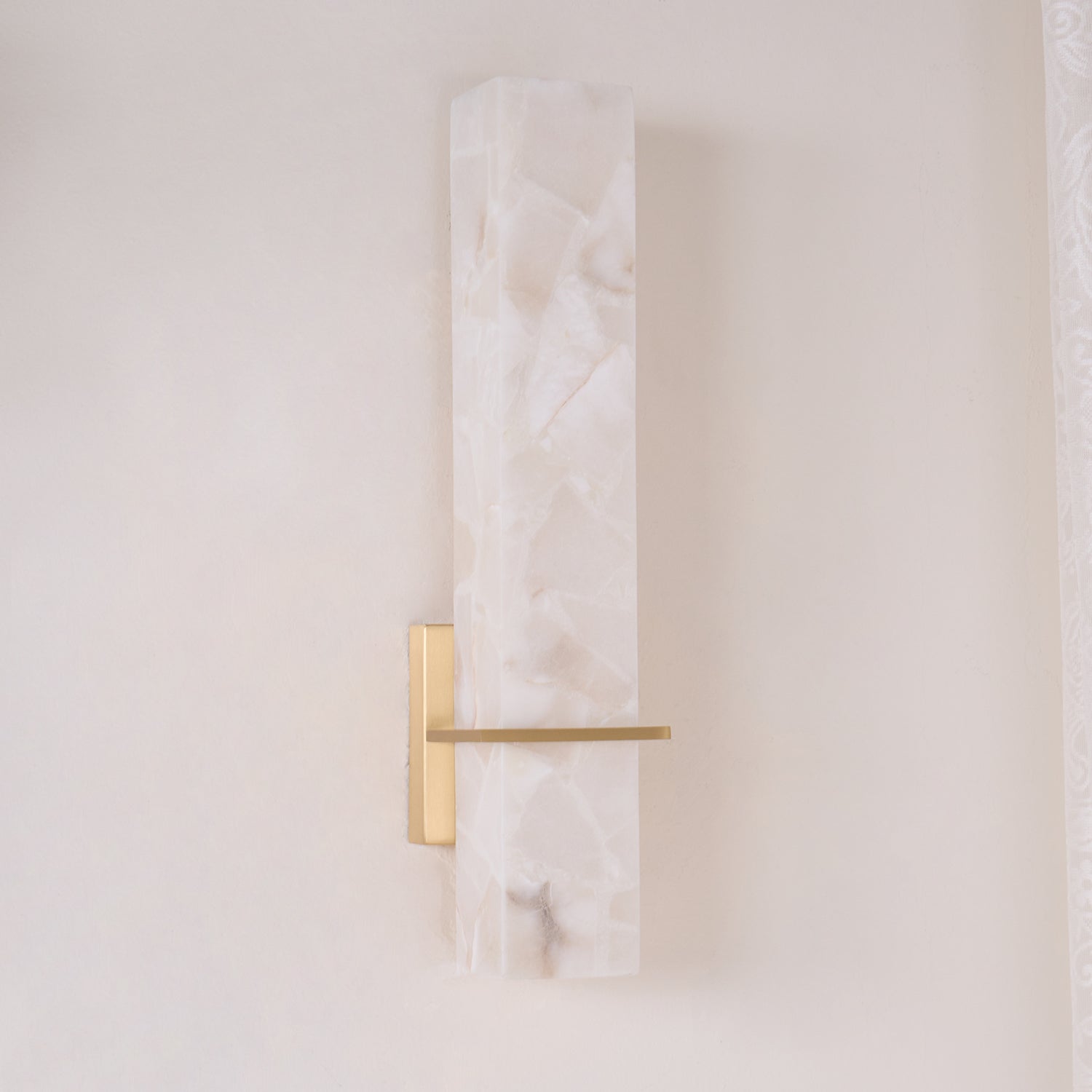 Lampada da parete in alabastro bianco e metallo, applique moderna cuboide