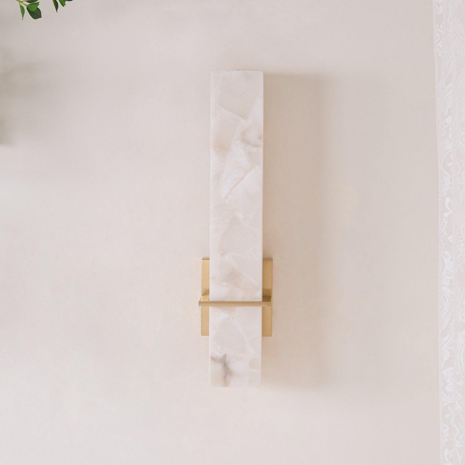 Lampada da parete in alabastro bianco e metallo, applique moderna cuboide