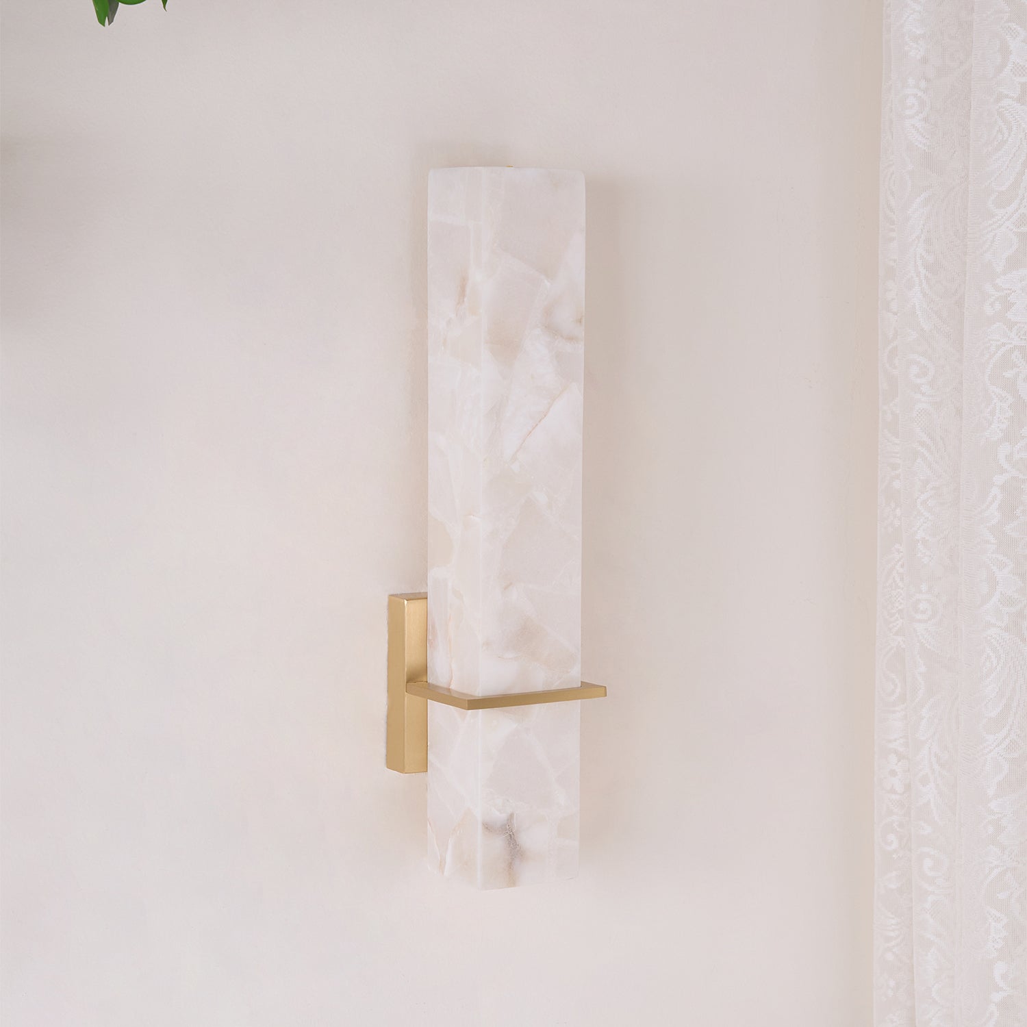 Lampada da parete in alabastro bianco e metallo, applique moderna cuboide