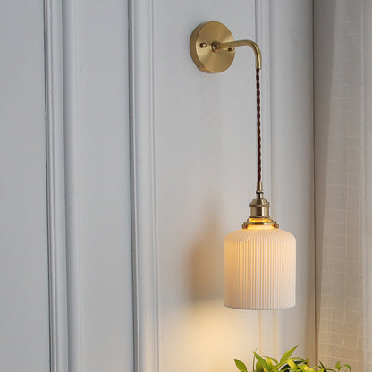 Lampada da parete in rame con paralume rigato sospeso japandi per comodino