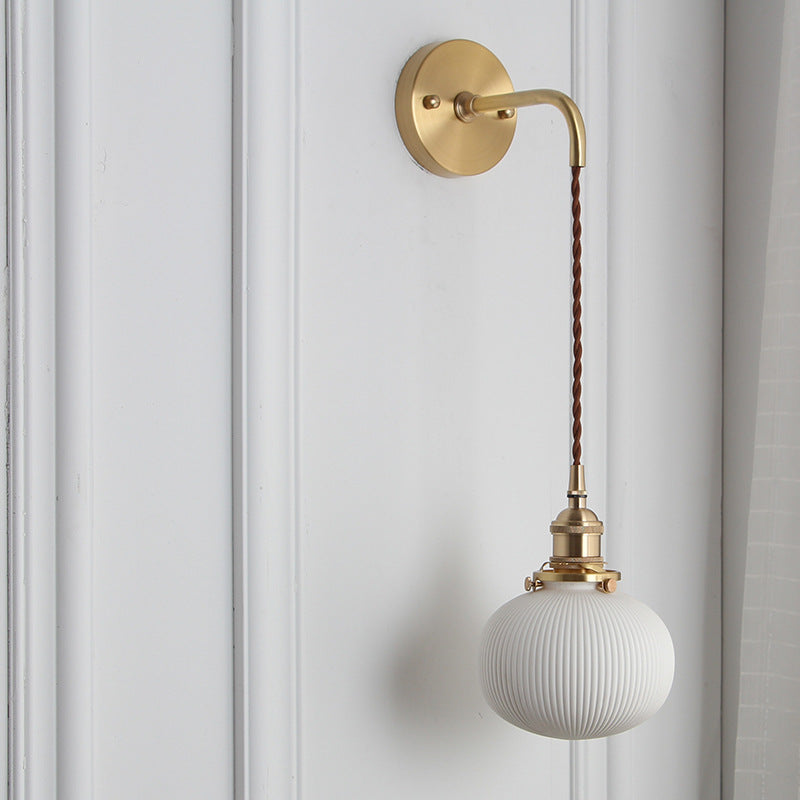 Lampada da parete in rame con paralume rigato sospeso japandi per comodino