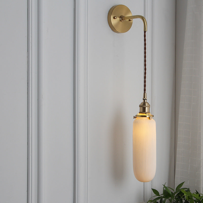 Lampada da parete in rame con paralume rigato sospeso japandi per comodino