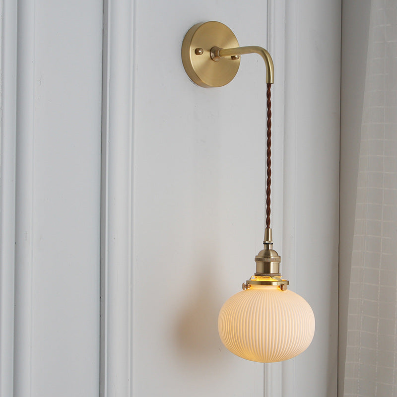 Lampada da parete in rame con paralume rigato sospeso japandi per comodino