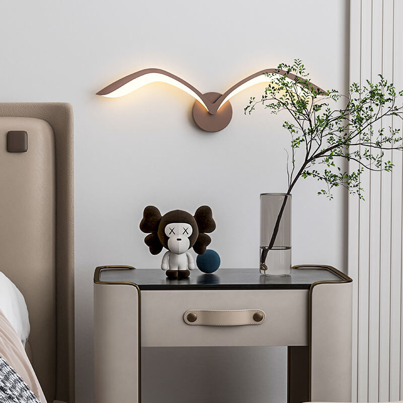 Lampada da parete LED minimalista a forma di ali, marrone o bianca