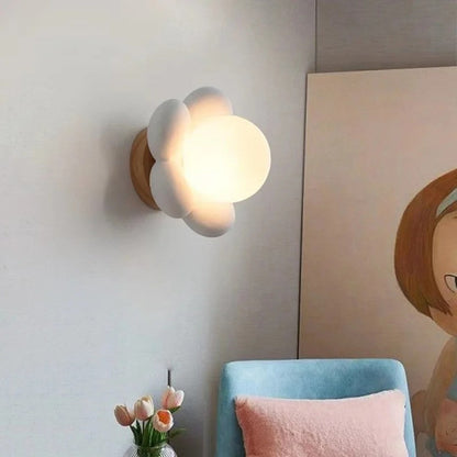 Lampada da parete LED moderna a forma di fiore in resina e metallo