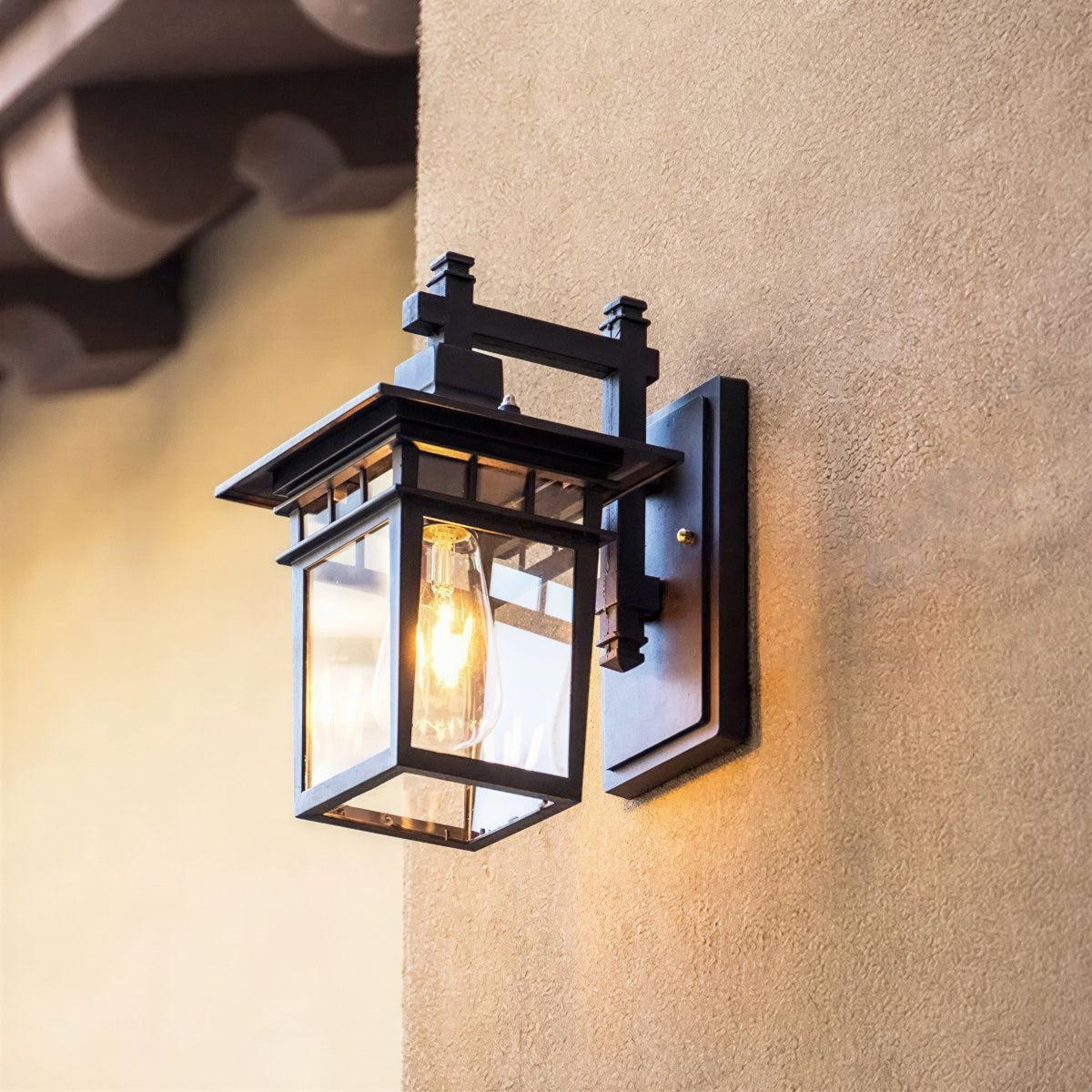 Lampada da parete per esterni a lanterna in metallo nero per portico e facciata