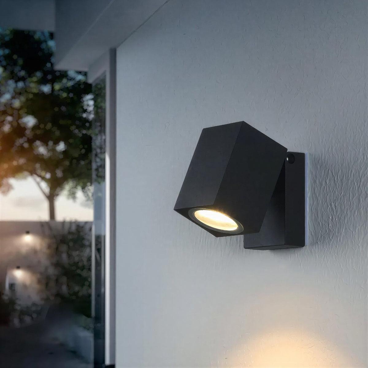 Lampada da parete per esterni con faretto orientabile