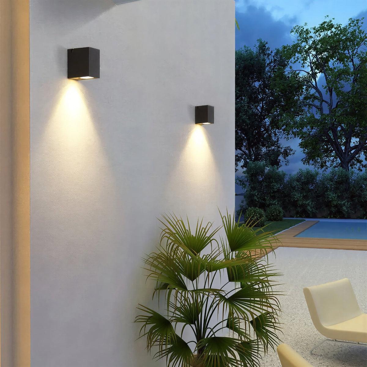Lampada da parete per esterni con faretto orientabile