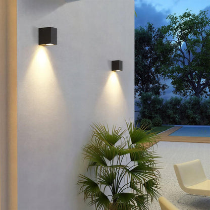 Lampada da parete per esterni con faretto orientabile