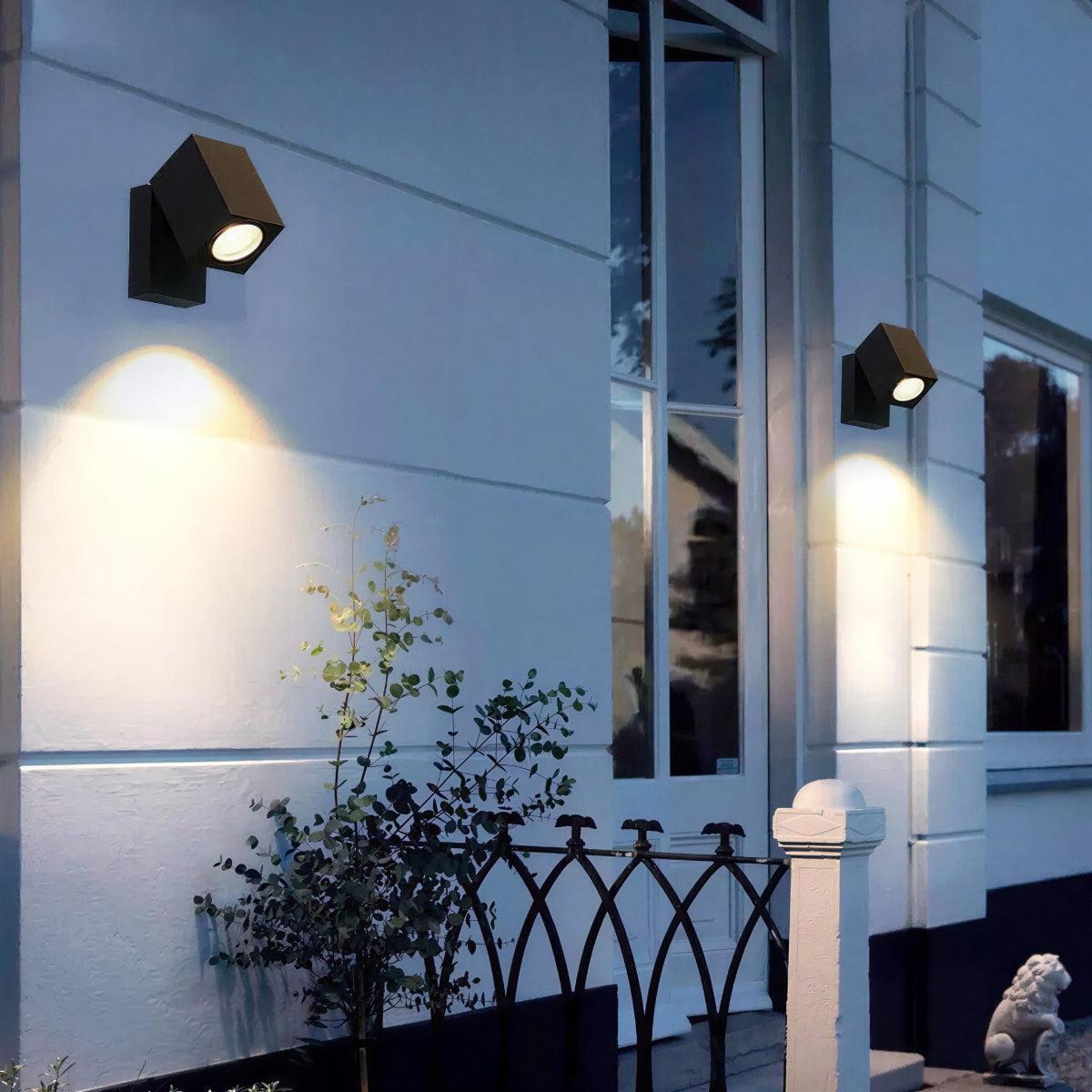 Lampada da parete per esterni con faretto orientabile