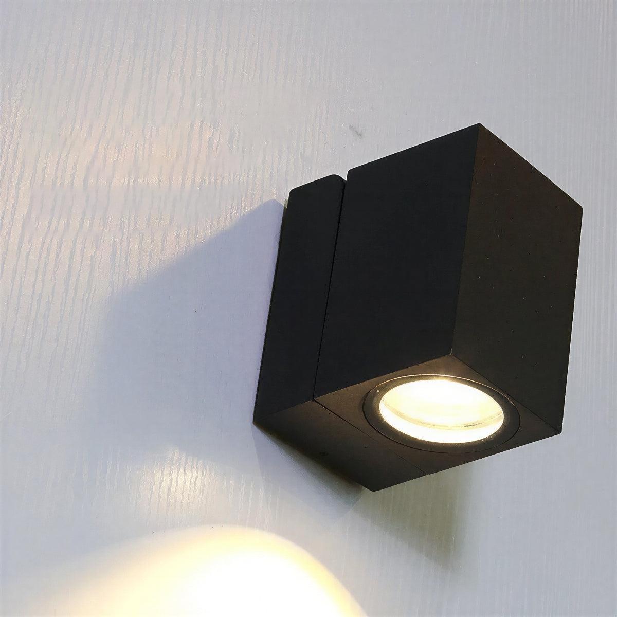 Lampada da parete per esterni con faretto orientabile
