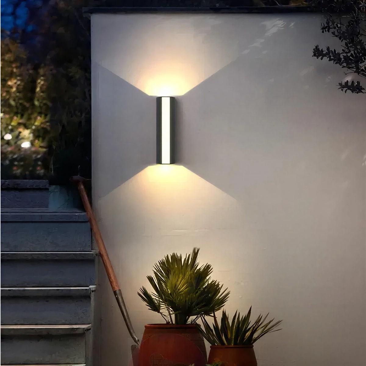 Lampada da parete per esterni con luce up down ad ampio fascio