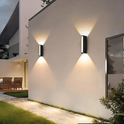 Lampada da parete per esterni con luce up down ad ampio fascio